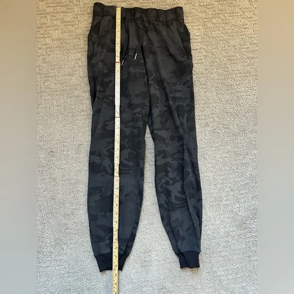 Lululemon Dark Camo Jogger Pants Athleisure Elastic Waist Drawstring Size 4 - Picture 8 of 9